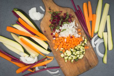 ahşap tahta üzerinde doğranmış sebze 