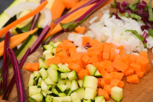 ahşap tahta üzerinde doğranmış sebze 