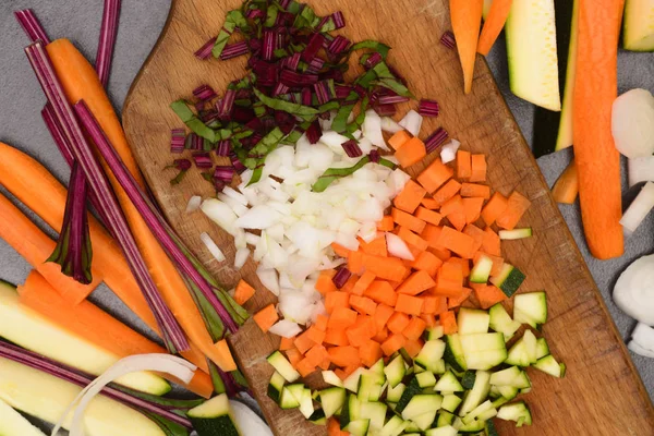 ahşap tahta üzerinde doğranmış sebze 