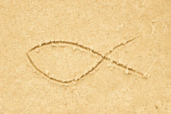 Jesus símbolo de peixe desenho em areia — Fotografia de Stock