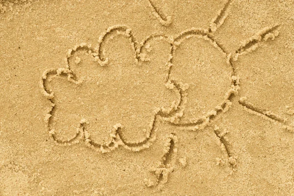 Облака и солнце рисуют в песке — стоковое фото