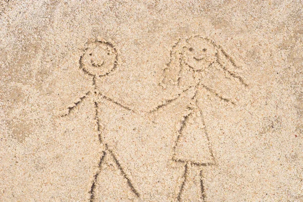 Couple dessin dans le sable — Photo