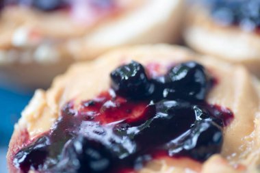 fıstık ezmesi ve jöle ile sağlıklı küçük açık sandviç seçin