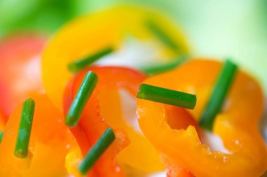 biber ve Frenk soğanı seçici foc ile sağlıklı küçük açık sandviç