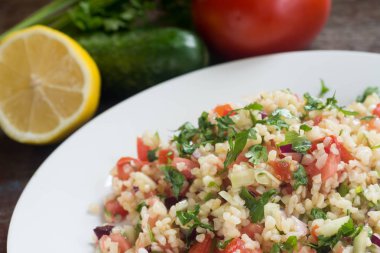 geleneksel tabbouleh plaka üzerinde