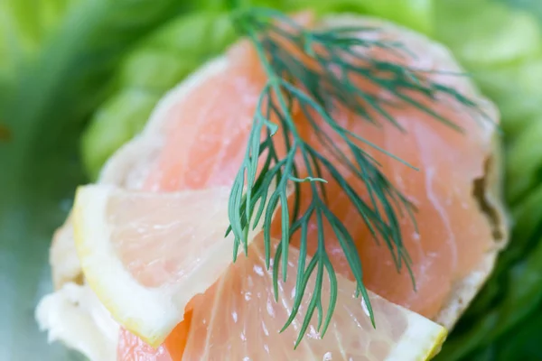 Gesundes kleines offenes Sandwich mit selektivem Fokus auf Räucherlachs — Stockfoto