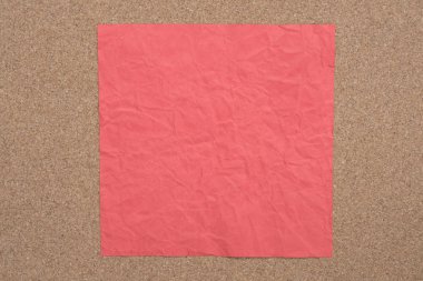 cork arka plan üzerinde kırmızı buruşuk kağıt Not  