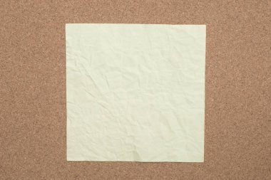 mantar zemin üzerine sarı buruşuk kağıt Not  