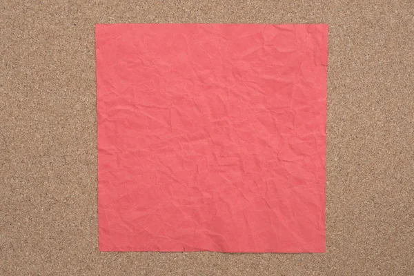 Rood gevouwen papier opmerking over kurk achtergrond — Stockfoto