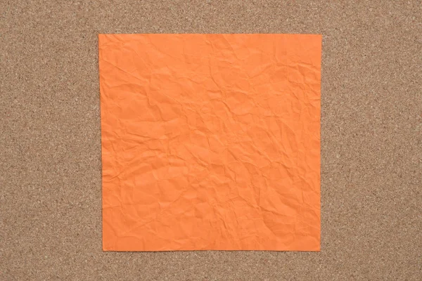 오렌지는 코르크 배경에서 종이 노트를 주름 잡은 — 스톡 사진