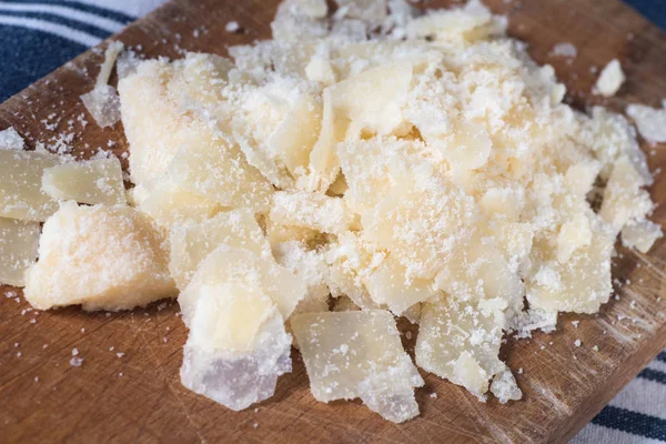 ahşap kesme tahtası üzerinde parmesan pul 