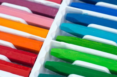 kutusu seçici odak içinde çok renkli boya kalemi 