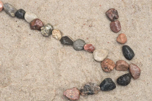 Pebble pil tecken på sand — Stockfoto