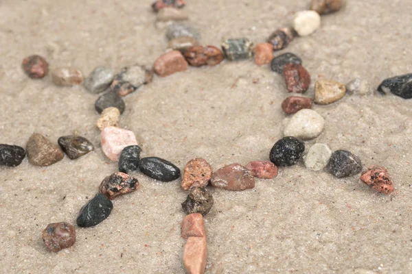 Pebble sön Logga på sand — Stockfoto