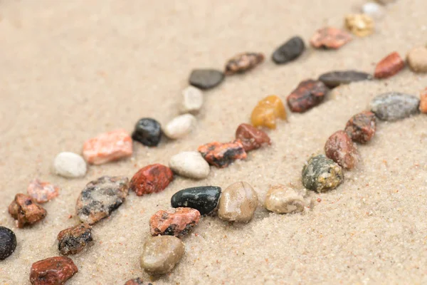 Pebble vågmönster på sand selektivt fokus — Stockfoto