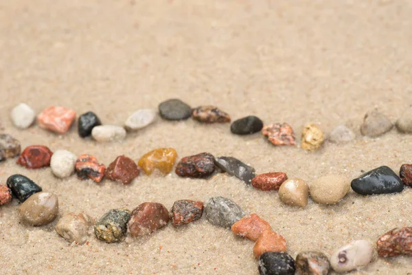 Pebble vågmönster på sand selektivt fokus — Stockfoto