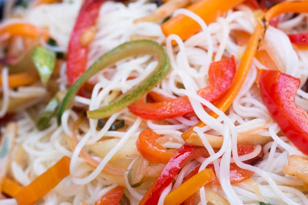 Frit dans wok légumes multicolores et nouilles de riz sélectif — Photo