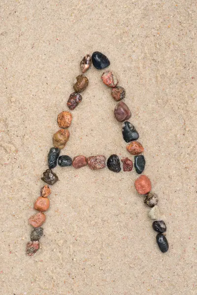 砂の上の手紙を小石します。 — ストック写真