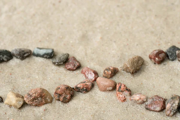 砂の選択と集中に小石無限大記号 — ストック写真