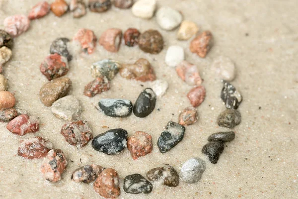 小石の同心円の砂の選択と集中 — ストック写真