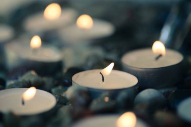 çakıl taşları seçici odak üzerinde çay-Işık mumlar 