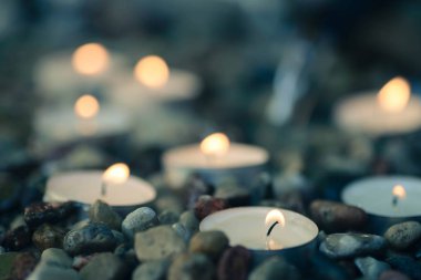 çakıl taşları seçici odak üzerinde çay-Işık mumlar 