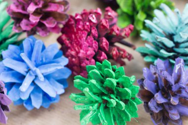 çam kozalakları Noel dekorasyon boyalı