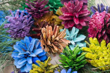 çam kozalakları Noel dekorasyon boyalı