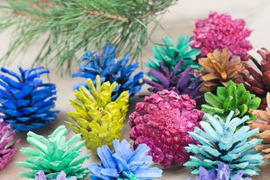 çam kozalakları Noel dekorasyon boyalı