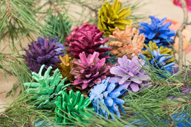 çam kozalakları Noel dekorasyon boyalı