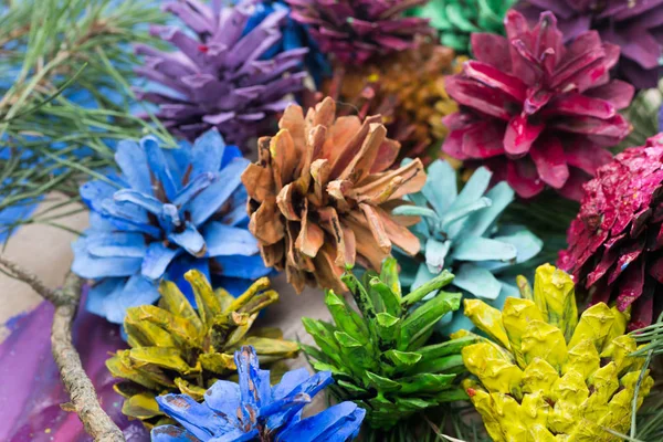 çam kozalakları Noel dekorasyon boyalı