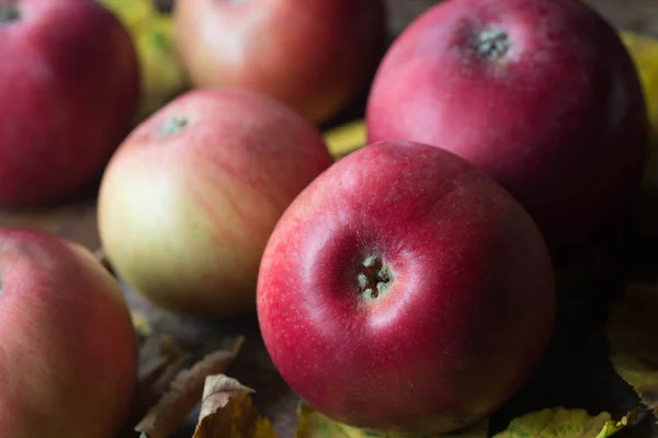 Upadek czerwone jabłka na podłoże drewniane — Zdjęcie stockowe