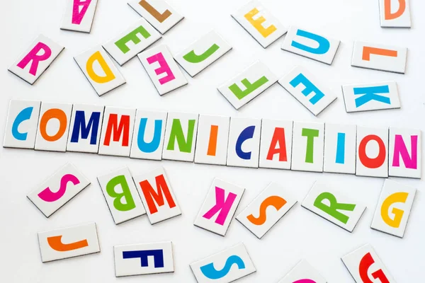 Slovo komunikace z barevných písmen — Stock fotografie