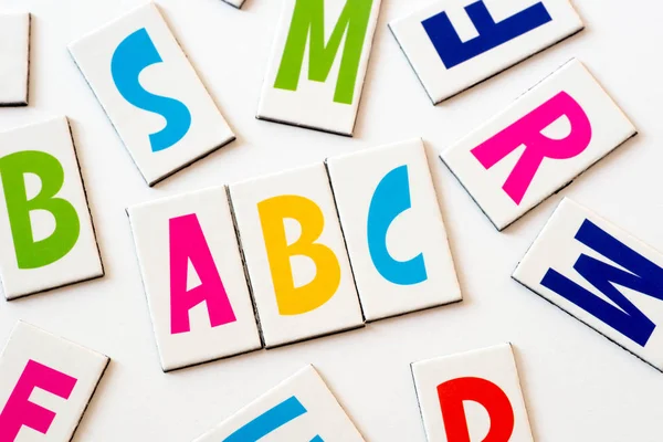 Ordet abc gjort av färgglada bokstäver — Stockfoto