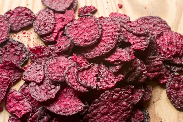 Purple baked beet chips closeup — Stock Photo, Image