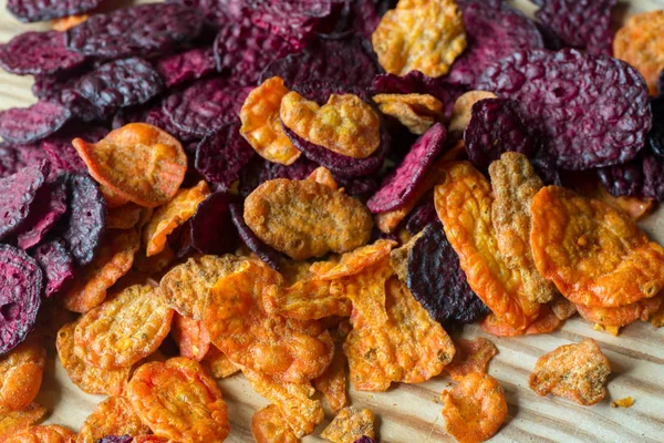 Baked carrot and beet chips closeup — Stock Photo, Image
