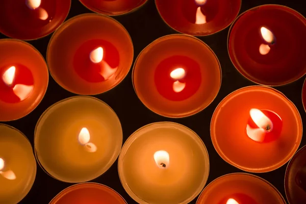 Close up to burning tealights — стоковое фото