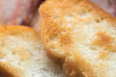 Kızarmış tost ekmek dilimleri 