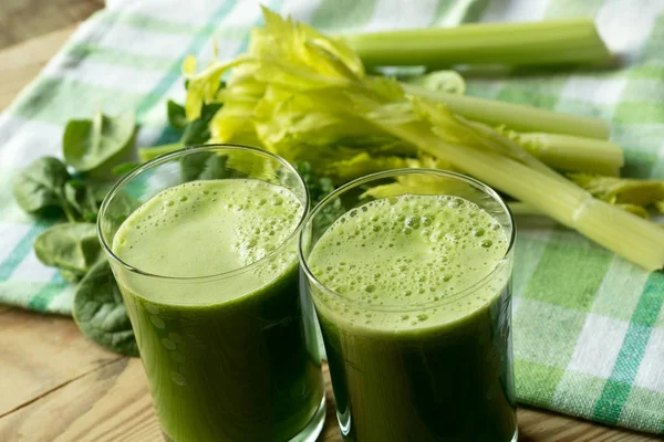 Färsk grön spenatblad och selleri juice — Stockfoto