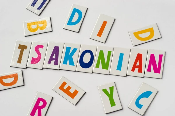 Słowo Tsakonian, wykonane z kolorowych liter — Zdjęcie stockowe