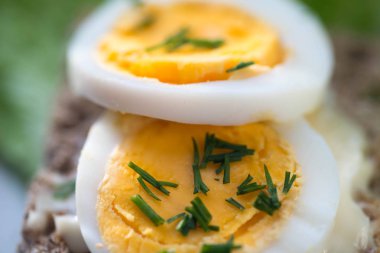 yumurta ve dereotu seçici odak makro ile sağlıklı açık sandviç