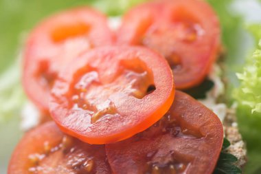 domates seçici odak makro ile sağlıklı açık sandviç