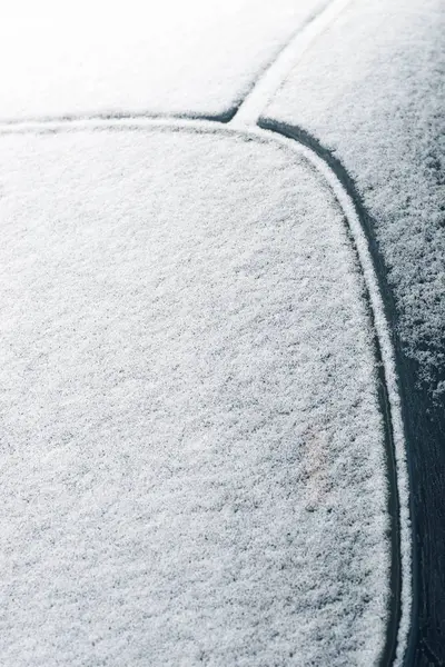 Автомобиль покрытый снегом селективного фокуса — стоковое фото