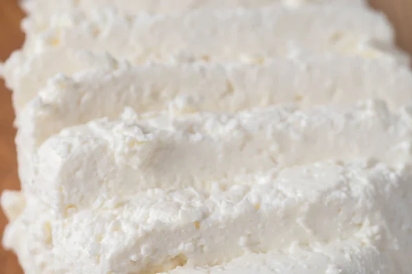 Ломтики белого сыра — стоковое фото