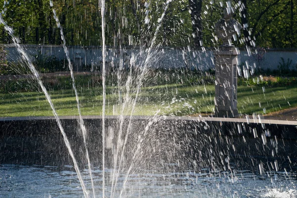 Fauntain en parque en día soleado — Foto de Stock