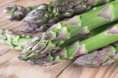 Ahşap arka planda yeşil kuşkonmaz 