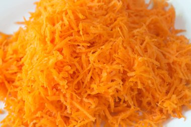 Vejetaryen tabakta rendelenmiş havuç salatası