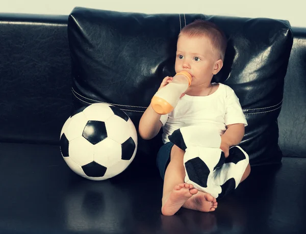 Petit garçon buvant du lait de bouteille — Photo