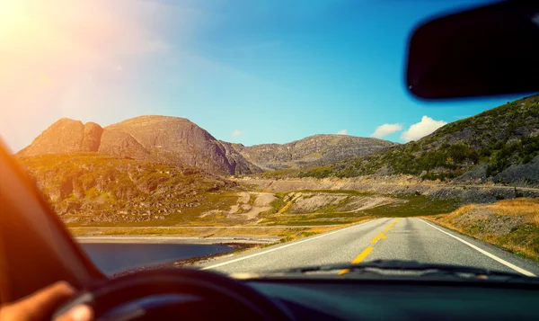 Conduzir um carro na estrada da montanha — Fotografia de Stock