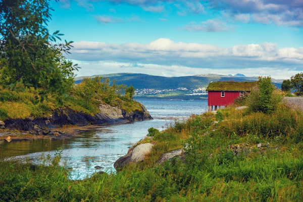 Fjord ile tipik ahşap fisherman's house — Stok fotoğraf
